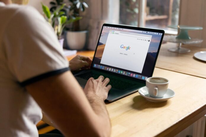 Η Google δοκιμάζει νέο side search στον Chrome